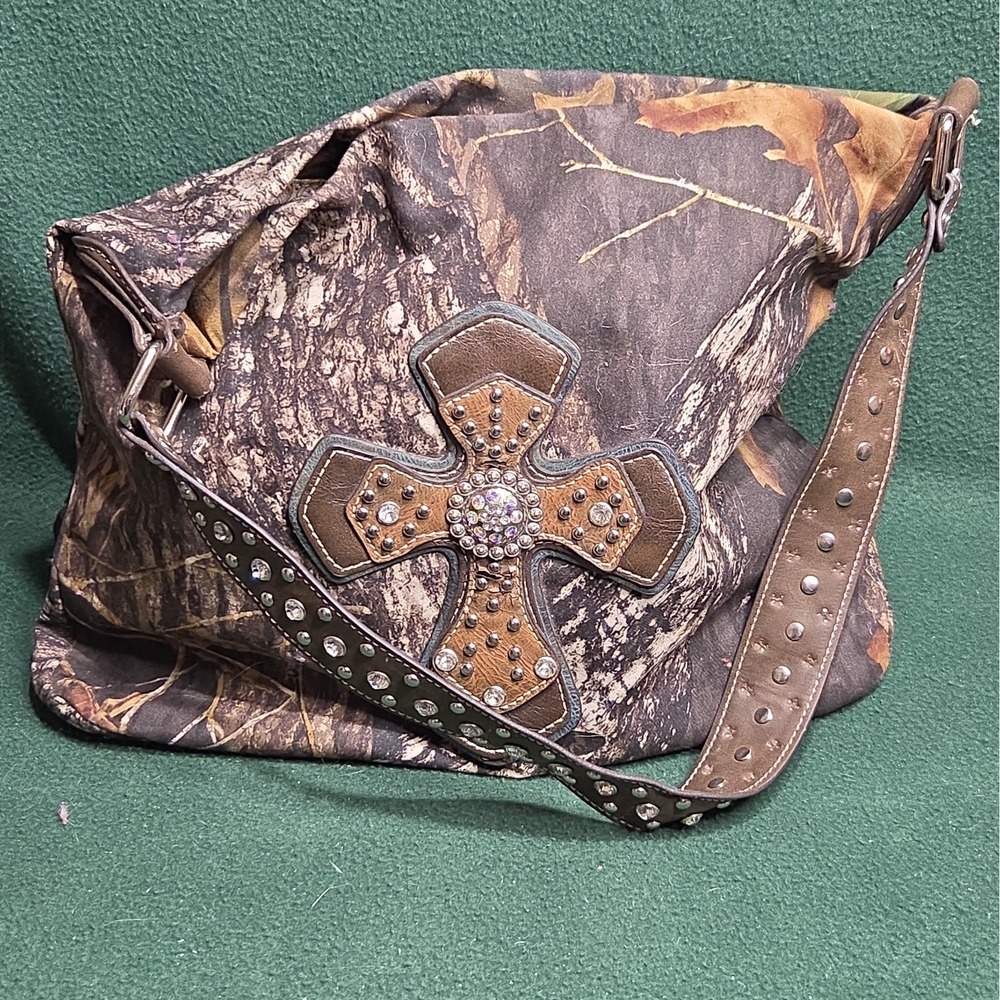 Blazin Roxx by Mossy Oak Western Camouflage Purse With Bling Cross and Studs